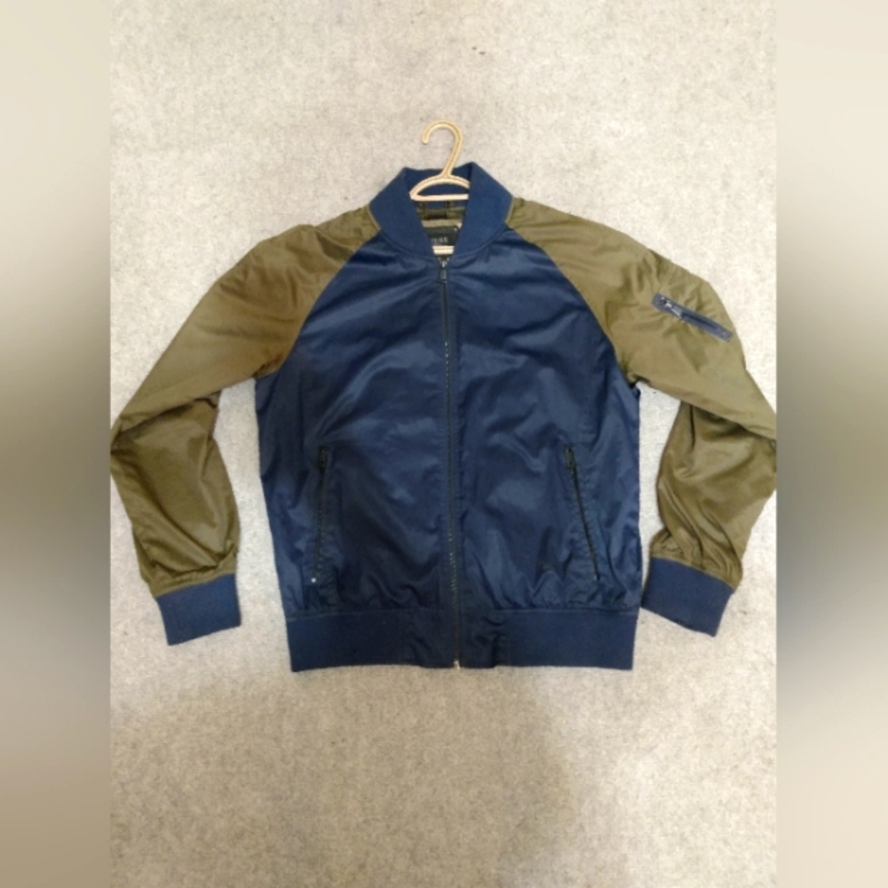 Guess 🧥